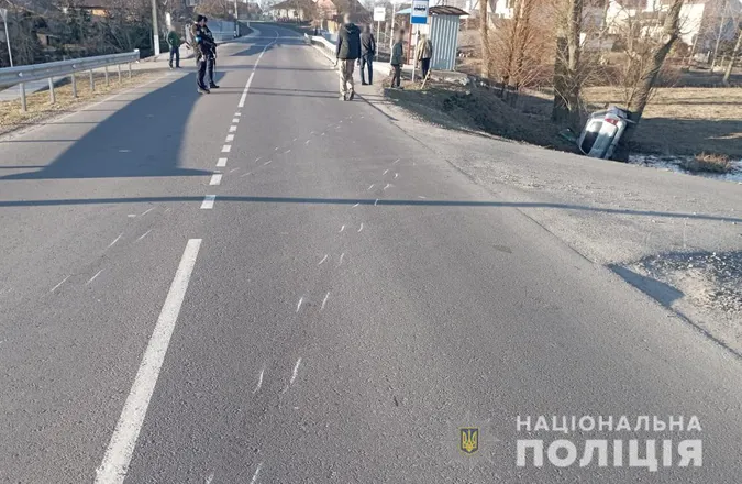 У селі під Луцьком Opel злетів у кювет і перекинувся – постраждав пасажир (фото)