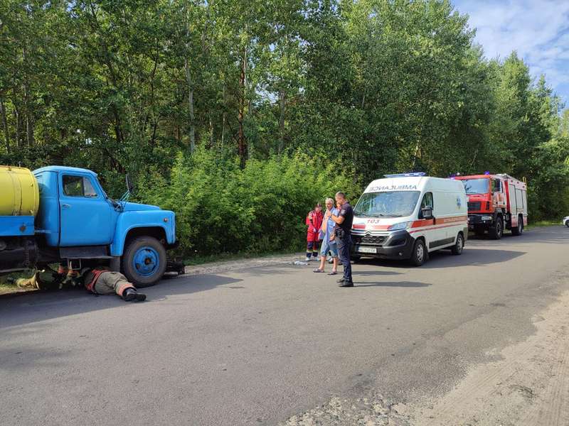 Жінку затисло між колесами вантажівки: розповіли деталі аварії на Любешівщині (фото)