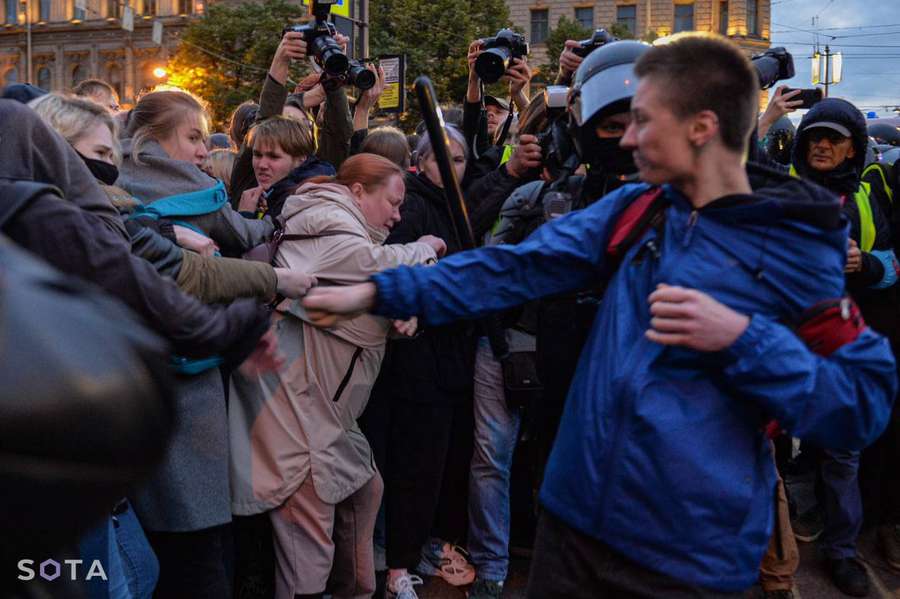 «Путіна – в окопи!»: у москві зібрався масовий мітинг проти мобілізації та війни (відео)