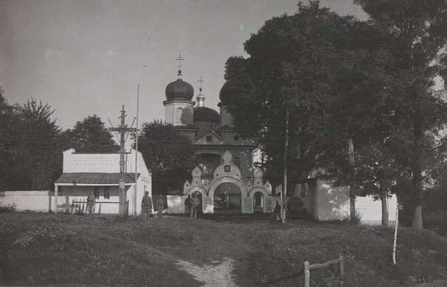 Садиби і каплиці: столітні фото волинського села
