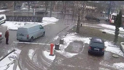 "Голова сива, а такі ганебні вчинки коїте" – у Луцьку шукають водія, який пошкодив шлагбаум (фото, відео)