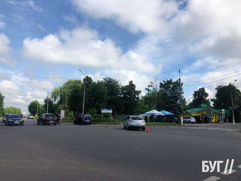 У Нововолинську на перехресті не роз'їхалися два авто (фото)