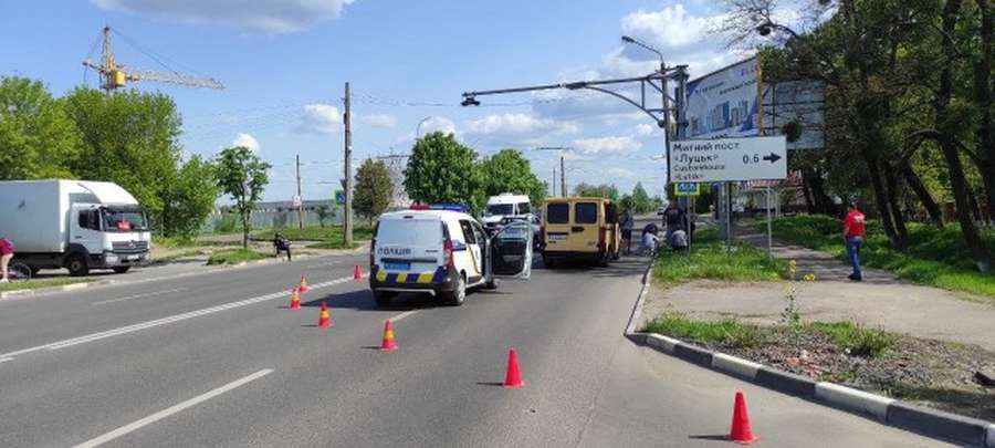 Винуватиця втекла:у Луцьку перед переходом зіткнулися три авто (фото)