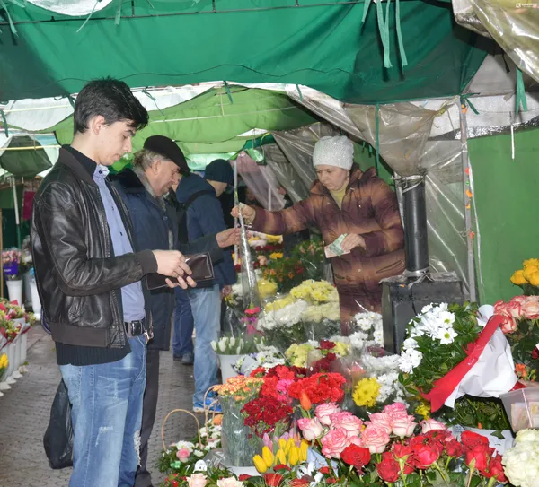 Як у Луцьку на 8 Березня ціни на квіти «розцвітали»