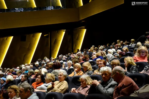 У великому залі «Променя» пенсіонерам влаштували безкоштовний показ рейтингової комедії (фото)