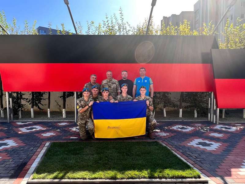 Залужний передав прапор України з власним підписом Волинському військовому ліцею (фото, відео)