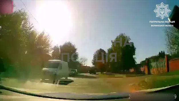 У Луцьку вантажівка закидала цеглою дорогу (відео)