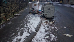 Навіс поставили, але смітник в Луцьку мокне на дорозі (фото)