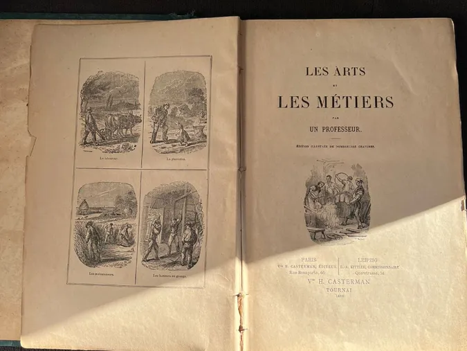 Через «Устилуг» намагалися перевезти старовинні французькі книги (фото)