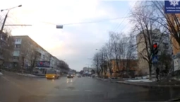 У Луцьку маршрутка "пролетіла" на червоне світло (відео)