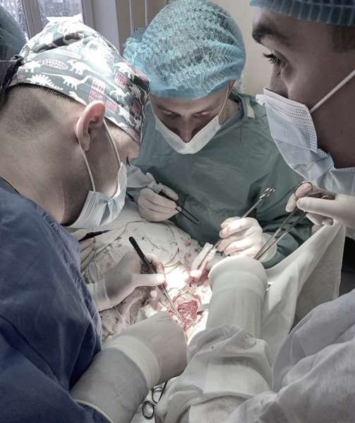 Інсульту не буде: волинські хірурги провели операцію на сонній артерії (фото)