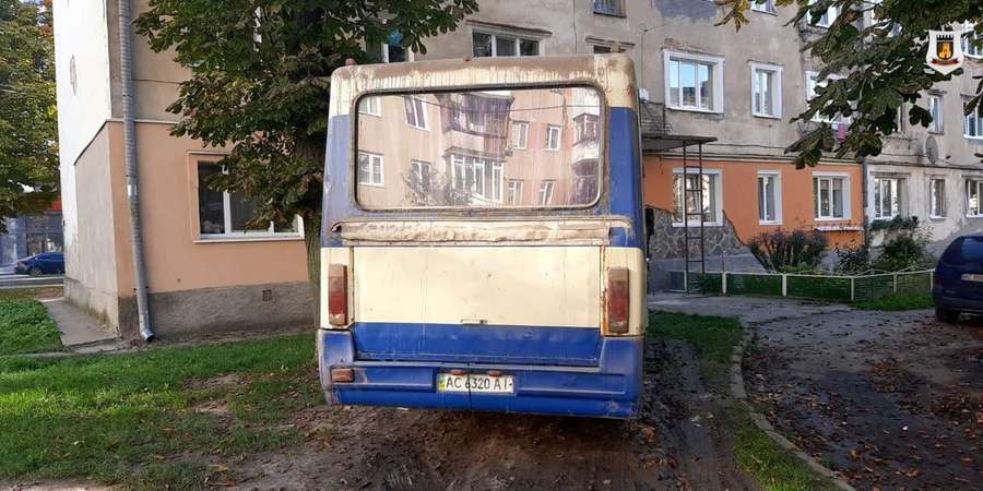 «Майстер-клас зі знищення газонів»: у Луцьку оштрафували власника автобуса (фото)