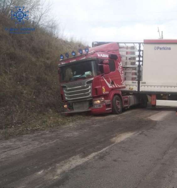 Біля Луцька сталася ДТП – вантажівка перегородила дорогу (фото)
