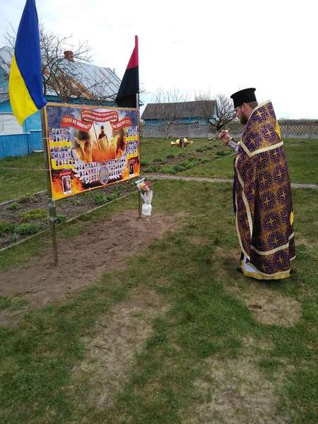 Біля церкви в Мизовому встановили банер Героям України (фото)