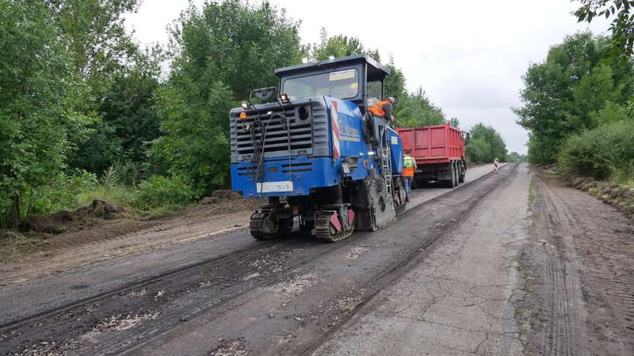 Розпочали ремонт дороги між Нововолинськом та Іваничами (фото)