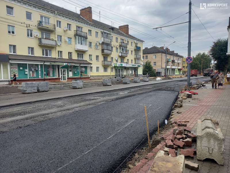Заасфальтували нові відрізки дороги: що коїться на проспекті Волі у Луцьку (фото)