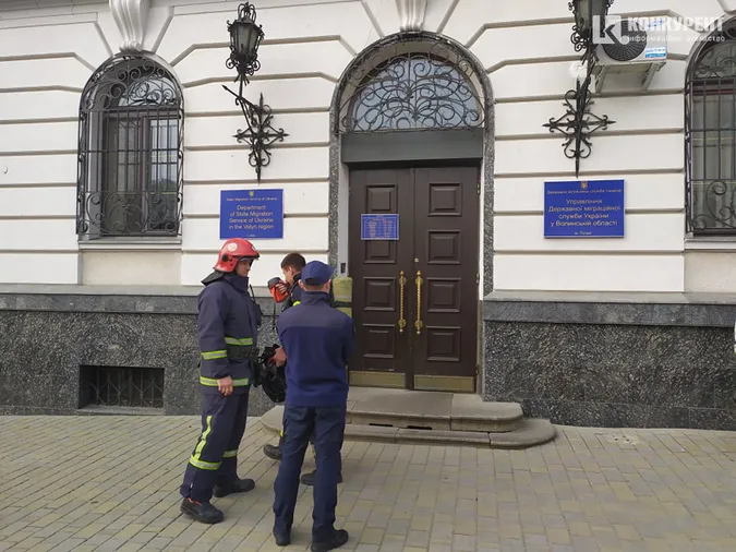 Біля управління міграційної служби на Волині – пожежники: що сталося (фото)