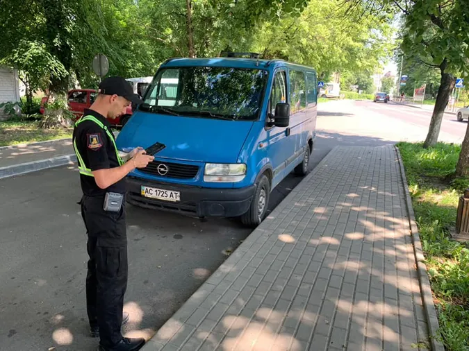 Інспектори з паркування почали ловити «автохамів» у спальних районах Луцька