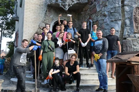 У Луцьку навели лад біля будинку скульптора Голованя (фото)
