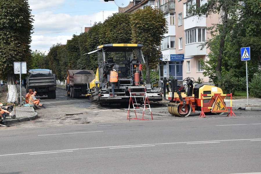 Як у Луцьку ремонтують дороги та прибудинкові території (фото)