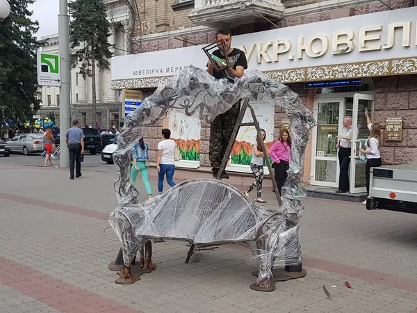 У Луцьку лавку «закоханих ліхтарів» повернули на місце  (фото)