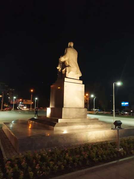 У Луцьку підсвітили пам’ятники Грушевському та Лесі Українці (фото)