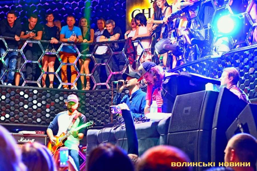 Андрій Хливнюк із гуртом «Бумбокс» на сцені найбільшого крубу Волині