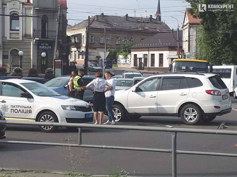 Відвалився бампер: у Луцьку не розминулися дві автівки (фото, відео)