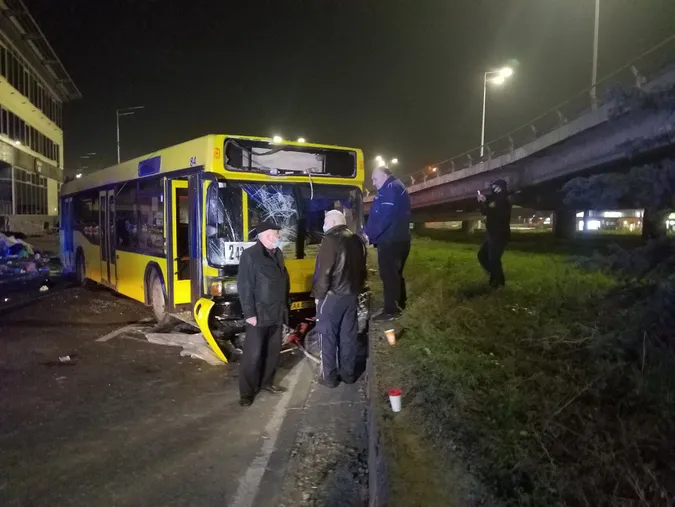У Києві автобус влетів у натовп людей на зупинці: є жертва (фото)