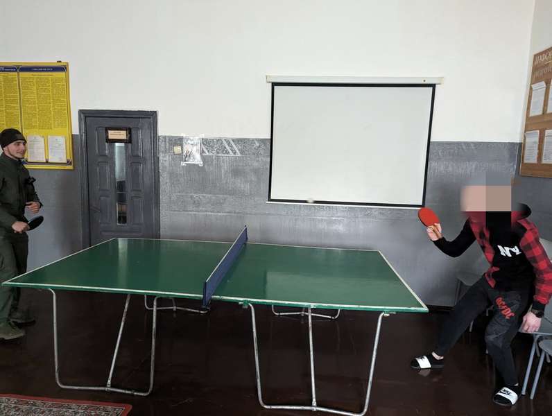 У Луцькому СІЗО з ув'язненим підлітком пограли в теніс (фото)