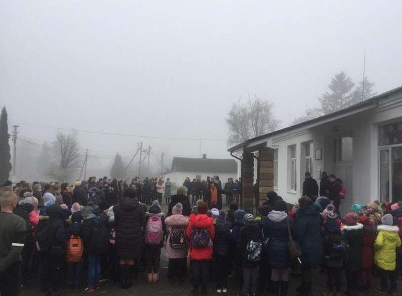 Зі школи у Прилуцькому евакуювали учнів та працівників (фото)