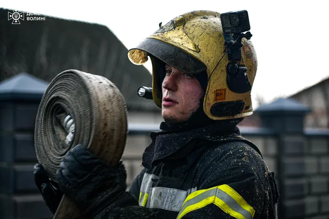 Ранкова пожежа: під Луцьком горів будинок, постраждала жінка (фото)