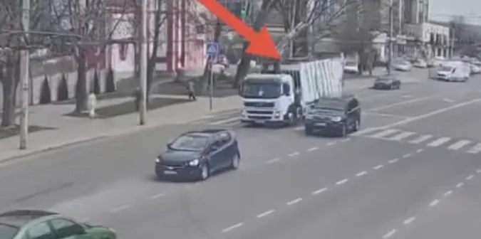 У Луцьку сміттєвоз обірвав тролейбусну лінію: як це сталося (відео)