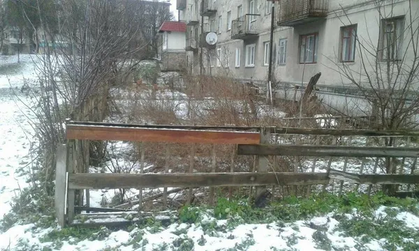 Муніципали демонтували у Луцьку «креативні» паркани з віконних рам(фото)