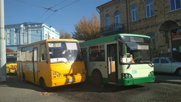 У центрі Луцька зупинилися тролейбуси (фото, відео) 
