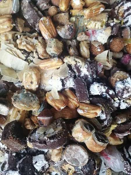 «Є ж дитбудинки»: у Луцьку біля смітників викинули десятки кілограмів солодощів