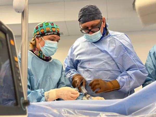 Провели рідкісну операцію: судинний хірург з Волині допомагає рятувати життя (фото)