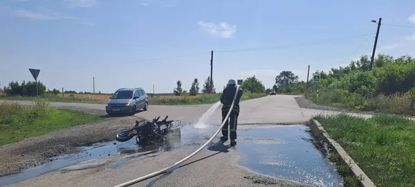 Біля Нововолинська зайнявся мотоцикл: водій отримав травми й опіки (фото)