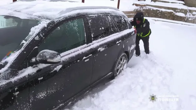 На Волині десятки авто застряли у снігових заметах (відео)