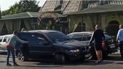 Волинянка, яка на BMW протаранила припарковані авто, була п'яною (відео)