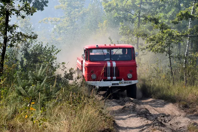 У Луцькому районі майже дві доби гасять масштабну лісову пожежу (фото)