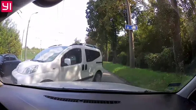 «Безтолковий?»: у Луцьку водій виїхав на зустрічну смугу (відео)