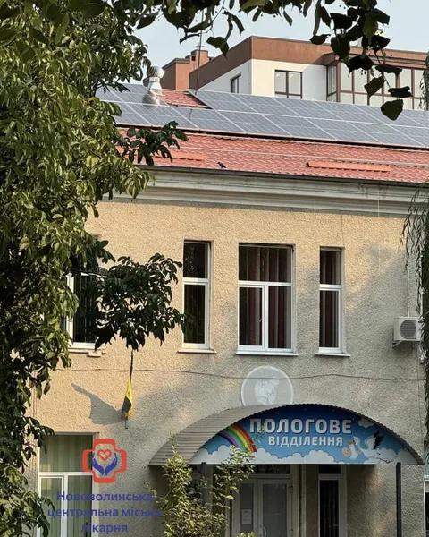 На даху пологового у Нововолинську встановлюють сонячну електростанцію (фото)