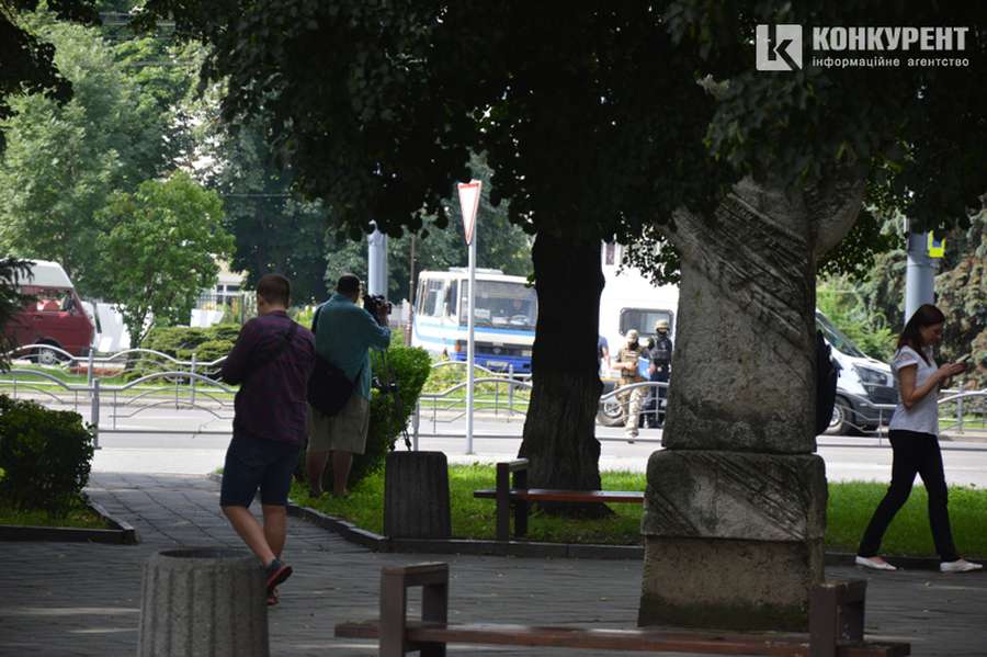Захоплення заручників у центрі Луцька: що відбувається на місці (ФОТО)
