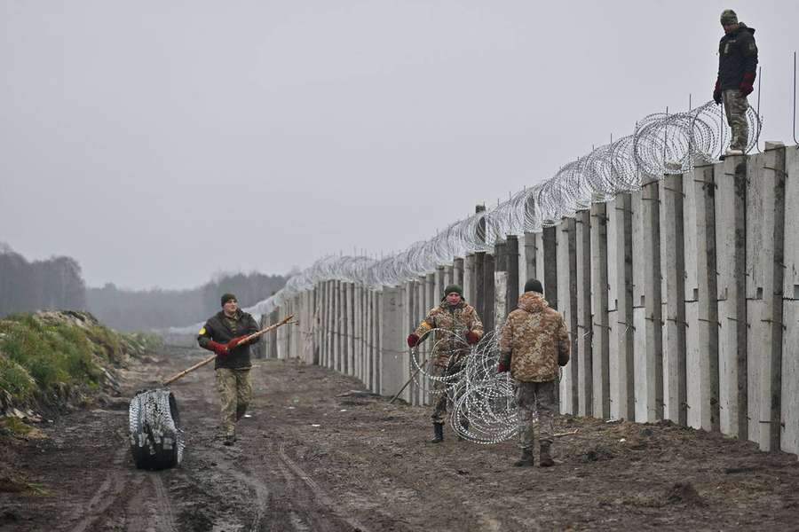 Волинь відгороджують від Білорусі бетонним парканом (фото, відео)