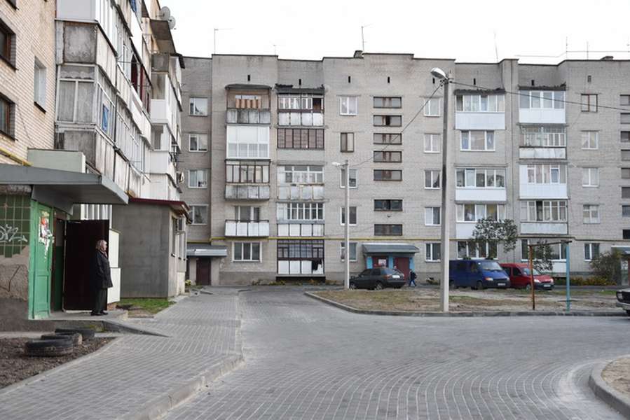 Ремонт прибудинкової території на Софії Ковалевської обійшовся у півтора мільйона (фото)