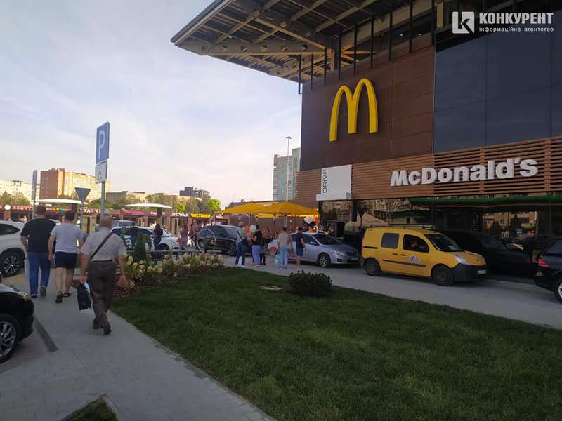 Черга в луцький McDonald's: натовп людей і нервозність (фото)