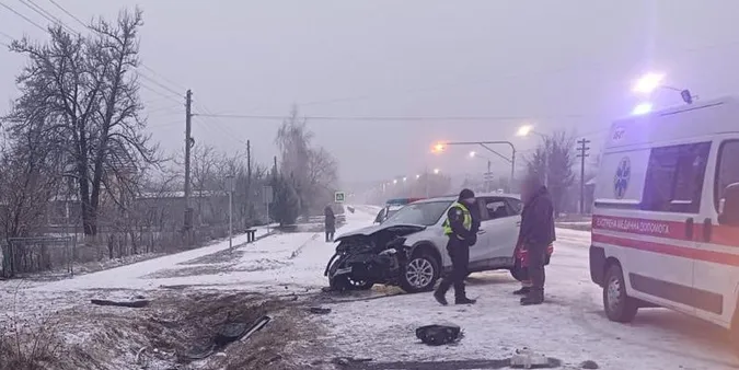 Під Луцьком Mazda злетіла у кювет – є травмовані (фото)