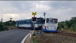 У Чехії автобус зіткнувся з потягом: є постраждалі (фото)