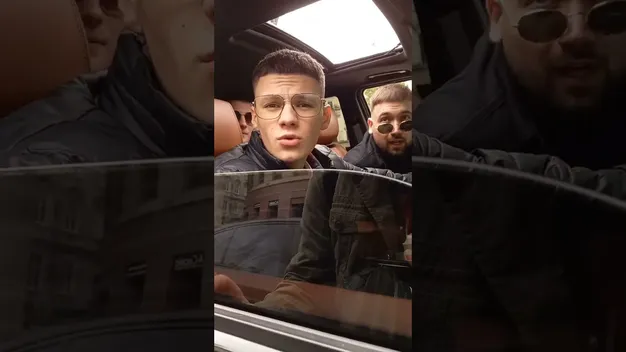Скандал у Львові: молодики посеред вулиці слухали пісні Лєпса (відео)
